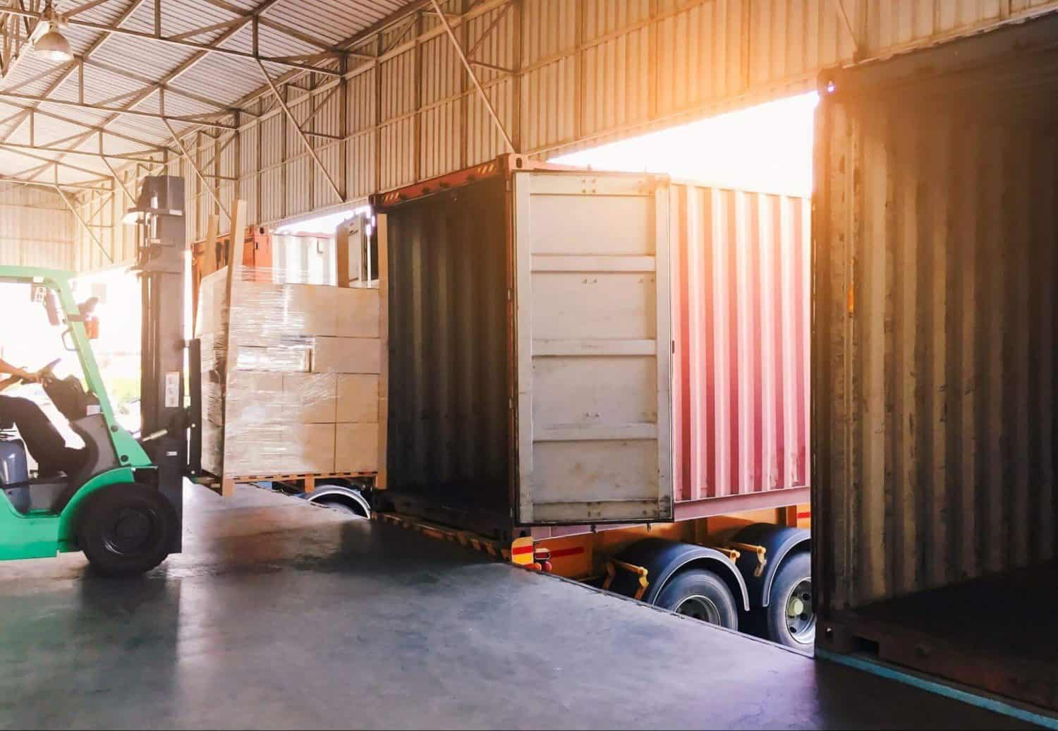 Logistics easy loading at warehouse dock